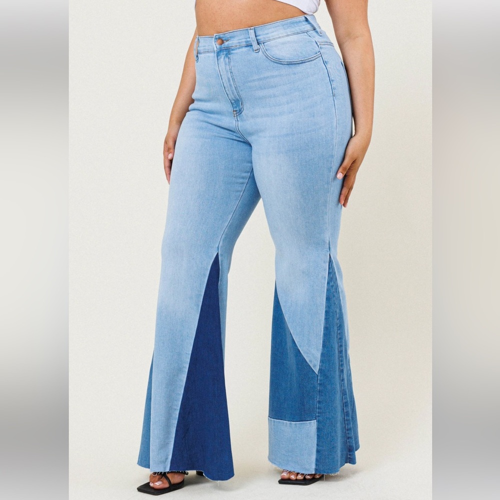 NWT Women's Light Blue Flared Jeans